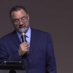 Toque el borde de su Manto